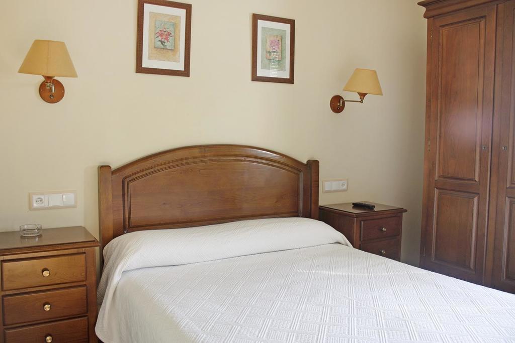 Hostal El Aparcamiento Hotel Luarca Exterior photo